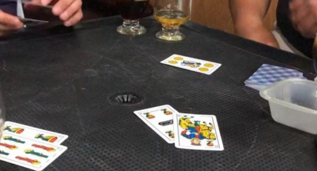 Desbaratado un club clandestino de Truco en Caballito: detienen al organizador y clausuran el loca