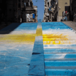 Arte efímero y orgullo argentino en el microcentro: la bandera monumental de Alfredo Segatori