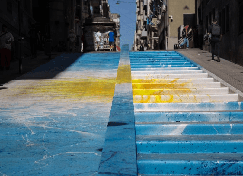 Arte efímero y orgullo argentino en el microcentro: la bandera monumental de Alfredo Segatori