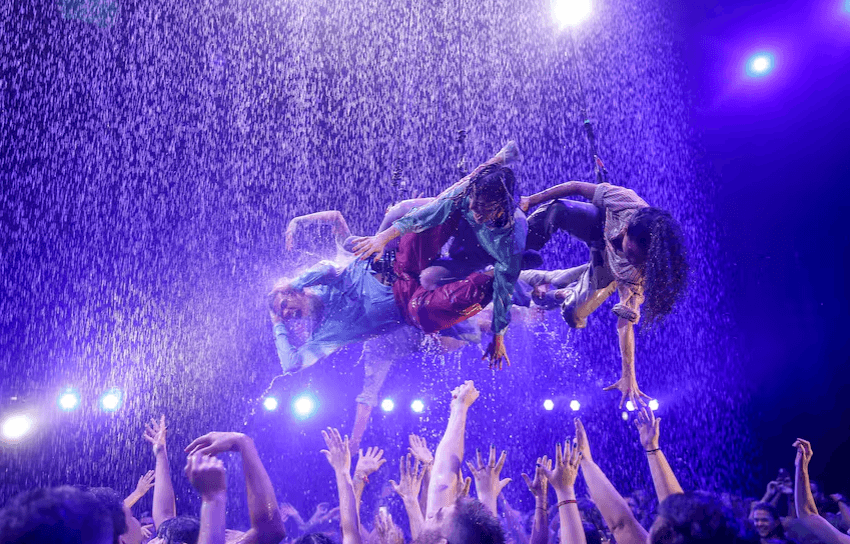 Aven: El espectáculo de Fuerza Bruta que promete felicidad absoluta