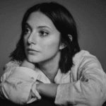 Carla Quevedo: Poemas entre dos lenguas y el encanto inesperado de su literatura