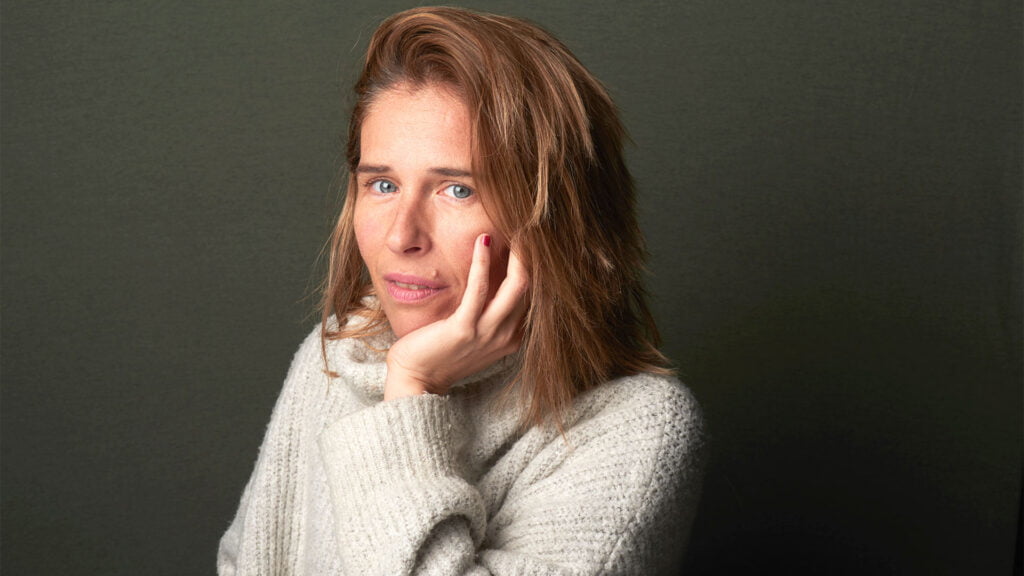 Elogios a lo inesperado: charla con Natalia Moret sobre su contribución a «El Libro de los Elogios»