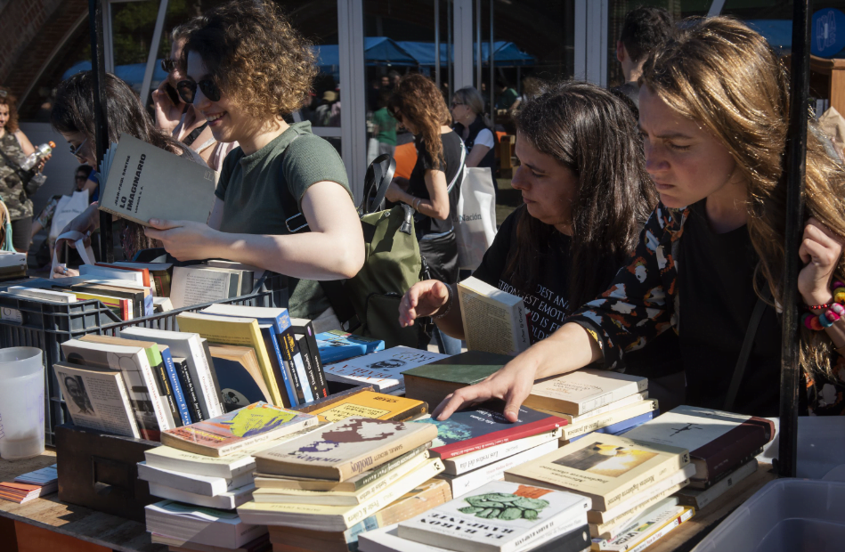 La Feria del Libro Usado revive la pasión por la lectura en Buenos Aires