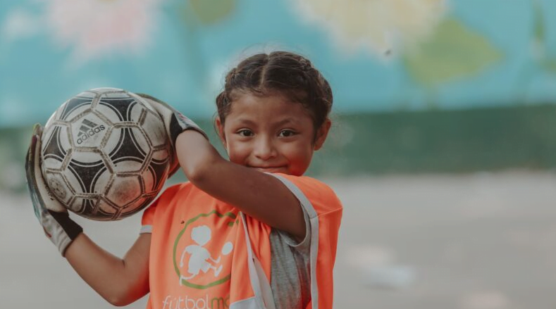 Exposición Fotográfica Itinerante: «En la Cancha, Mil Mujeres, Mil Historias» Llega a Argentina