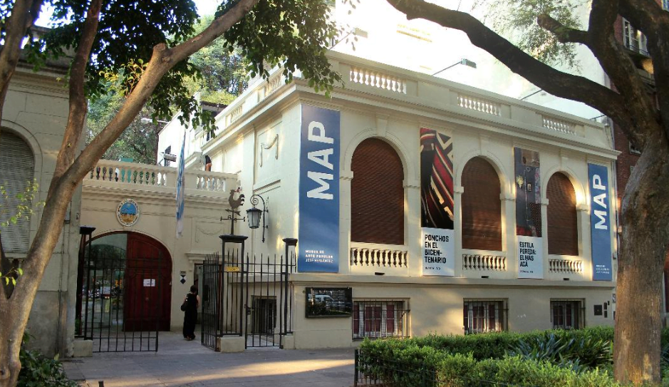 Felicitas Luna nos sumerge en la Cuarta Bienal Latinoamericana de Joyería Contemporánea en el Museo de Arte Popular José Hernández
