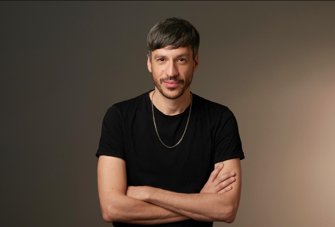 Diez años después, ‘Electrónica’ vuelve a sonar: Enzo Maqueira revive su impactante novela sobre la juventud perdida