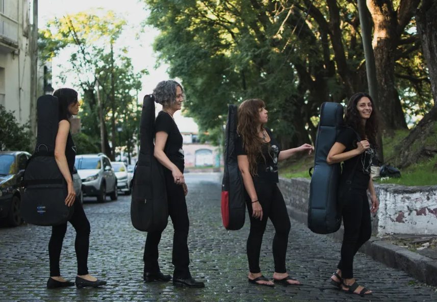 Las Cuarenta, el cuarteto de guitarras que revoluciona el tango femenino, presenta «Doquier»