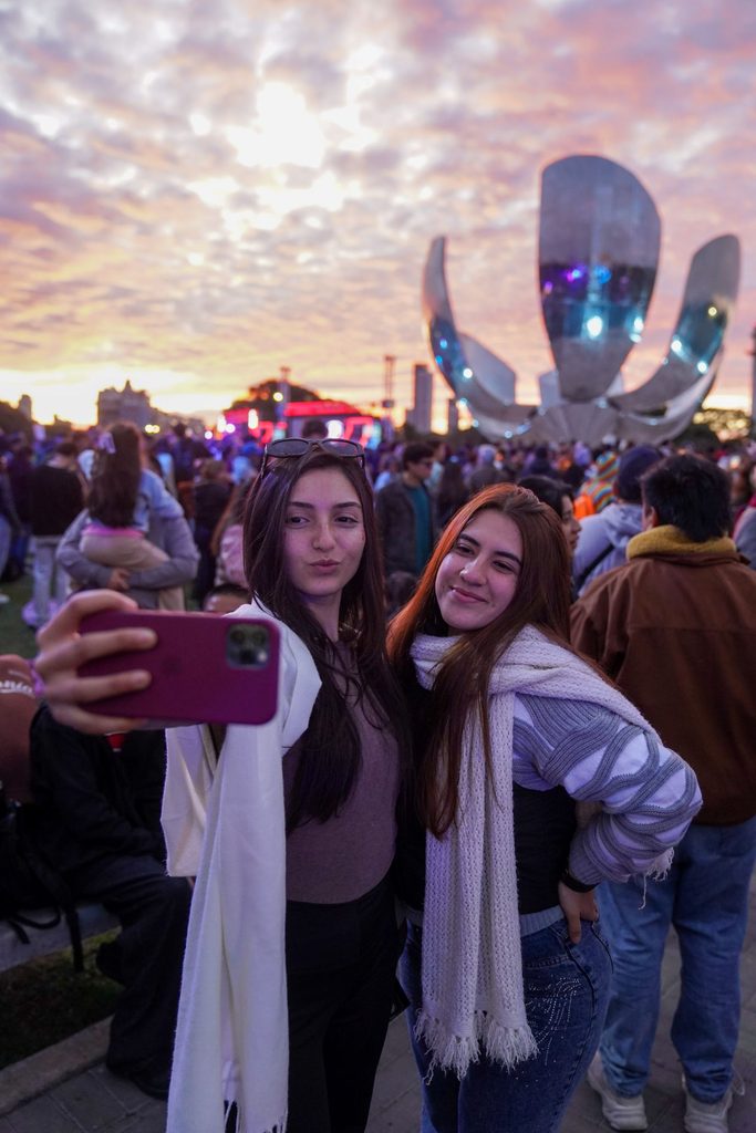 El vibrante Festival Ciudad Joven llega a la Floralis Genérica en Buenos Aires