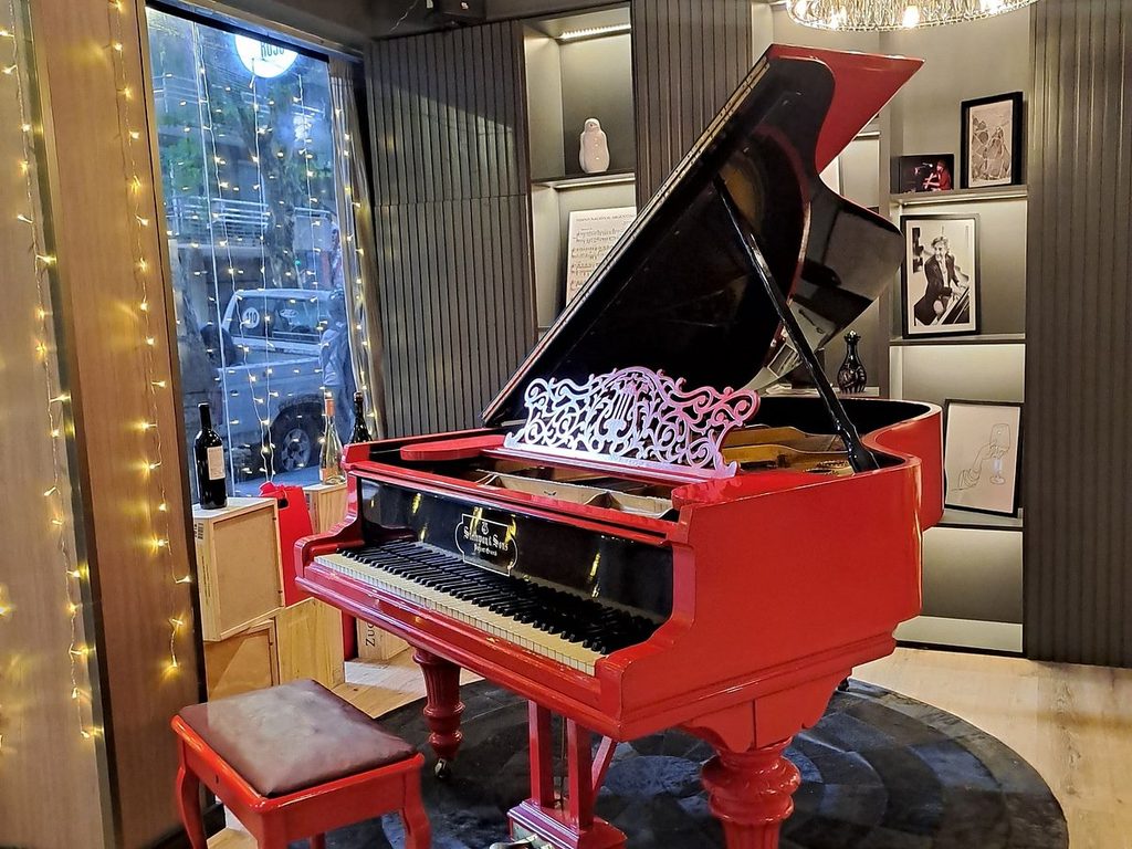 Verónica Wolfish y Federico Casarossian se presentan en el Piano Rojo