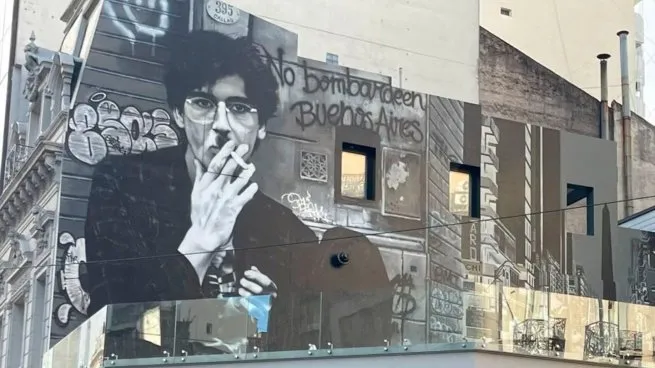 El nuevo mural de Charly García en Callao y Corrientes: Un homenaje a la historia y el arte urbano