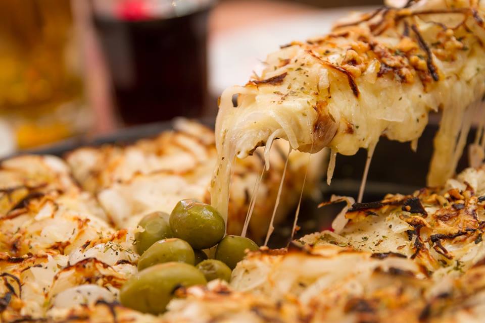 La Pizza Porteña: Un Ícono Culinario desde Buenos Aires