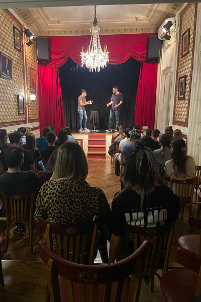 La Magia en Vivo: Sintonía Mágica en el Bar Mágico de Buenos Aires